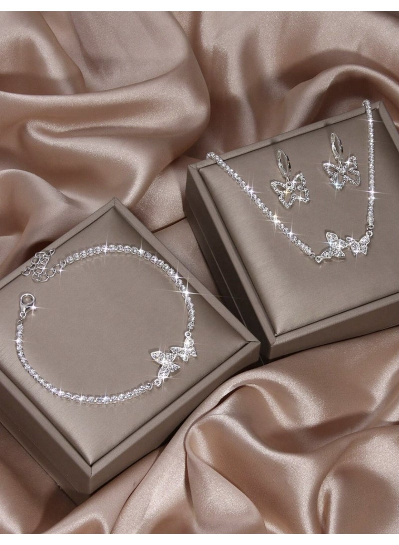 ڤيا مجموعة إكسسورات  فاخرة مكونة من أربع قطع (عقد + أقراط + سوار + قلادة) بتصميم فراشة مرصعة بالراين  الفاخر - Image 5